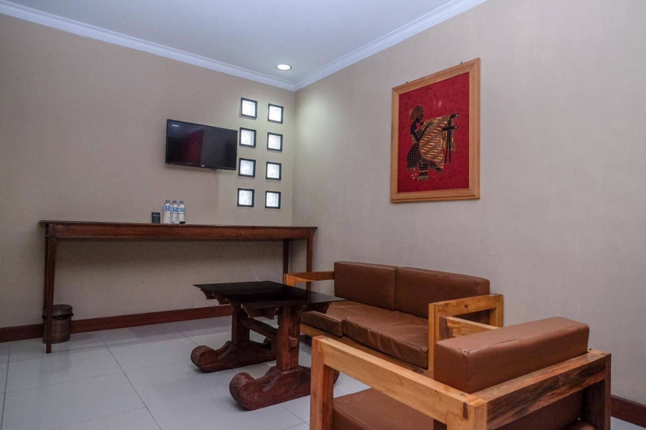 Urbanview Hotel Syariah Wisnugraha By Reddoorz 日惹 外观 照片